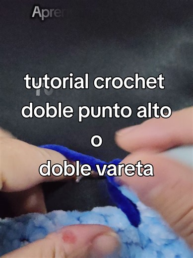 ✨ Tutorial: Doble punto alto (paso a paso) ✨ El doble punto alto es uno de esos puntos que, cuando lo entiendes, te abre un mundo de posibilidades: más altura, más movimiento y un tejido con caída preciosa. En este tutorial te enseño cómo hacer el doble punto alto desde cero, explicado despacio y sin líos, para que puedas usarlo en mantas, chales, prendas y proyectos decorativos. ✔️ Cuántas lazadas hacer ✔️ Dónde pinchar el ganchillo ✔️ Cómo cerrar el punto correctamente ✔️ Trucos para que todos