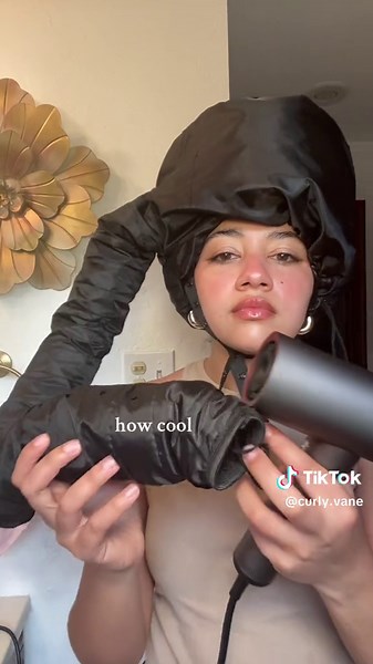 trying the hair dryer bonnet ➿➰〰️🌬️🧖🏻‍♀️ have you tried it before? #hairbonnet #bonnet #curlyhairtips #tipsrizados