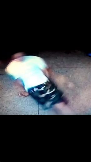 Andre Dias Da Silva on Instagram: "Flare Fechado foi um movimento que a gente dominava lá em Diadema. Eu aprendi com o Kokada e sou da época em que o Flare Fechado estava em alta. Tinha até uma brincadeira lá em Diadema: quem encostasse o pé no chão, a gente pegava uma Band-Aid e colava, zoando na hora. Com certeza, o Kokada foi quem mais me inspirou a fazer Flare Fechado bonito. A aranha, a primeira que aparece no vídeo, eu aprendi com o Kokada. A segunda veio de um exercício de força que o Zan