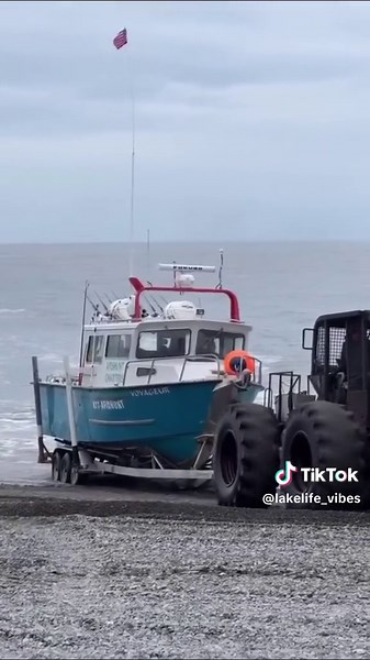 WAIT FOR IT!!! You won’t believe this. Some of the most efficient trailer loading you will ever witness. @afishunt_charters is as efficient as it gets. If they can load a trailer this flawlessly then they must be absolute masters at getting fish out of the water too. Next time you are at the boat launch, just remember what you saw happen right here. Efficient perfection. #lakelife #boating #boatlife #lakedays #lakeday #fishing #boatrampchamp #flawless #fishingboat #fishingboats #boatlaunch #boat