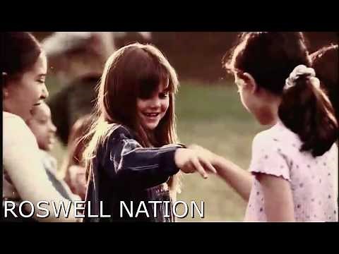 Roswell 90s 1x01 Max Shows Liz His Powers