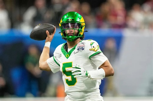 Oregon QB Dante Moore says he'll return to the Ducks rather than declare for the NFL draft