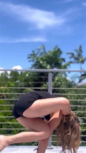 How to yoga crow pose arm balance variation #yoga #ytshorts #short #shortfeed #homepage #viral #yt