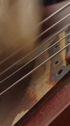 UMA-NOSE: DRY ERROR RIFF A CRT-headed figure on Tottori Sand Dunes’ razor-edge ridge unleashes a nonstop Flying-V assault—every sub hit turns the slope into collapsing sand voxels, and every harmonic rewrites ripples into QR-code glitches. The screen erupts into abrasive static, blinking “DRY ERROR” and “ZERO WATER,” while the melody never lets you breathe. 鳥取砂丘・馬の背の稜線で、ブラウン管テレビ頭の人型がフライングVを息継ぎゼロで叩き込む。低音の一撃ごとに砂丘はボクセル状に崩落し、ハーモニクスの高音で風紋が一瞬QR模様へと書き換わる。画面は砂嵐ノイズに飲まれ、「DRY ERROR」「ZERO WATER」が点滅し続ける。 #So