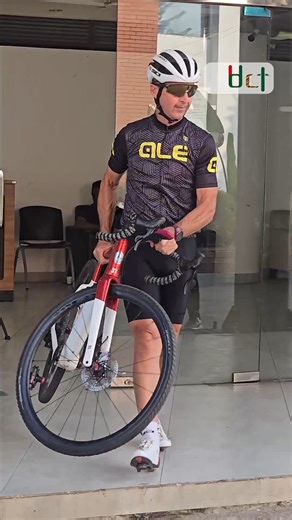 bdcrictime.com on Instagram: "পিচ কিউরেটর টনি হেমিং ভিন্ন রূপে, দেখে মনে হচ্ছে সাইকেল প্রতিযোগিতায় যাচ্ছেন তিনি #ReelsFB #ReelsBangla #BangladeshCricket #BCB #BDCricTime"