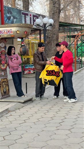Delivery Boy boxing prank ￼25 KG Bag 😅