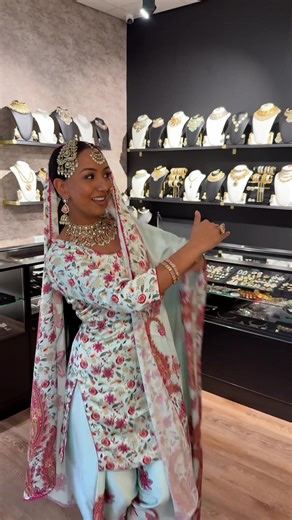 Creating choreos on the spot 🫣😬 Love the vocals on this one - Noor Music 🎙️ Thanks for decorating me in Jewels 💎 @suheeraofficial Content by @The BTS Creators #giddha #boliyan #punjabi #indianjewellery #contentcreator