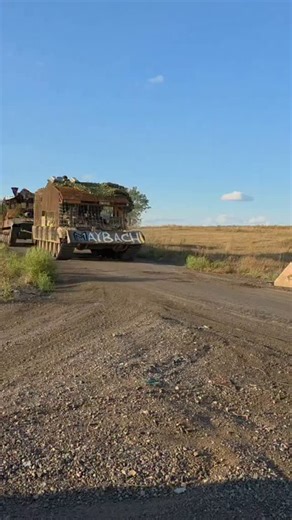 Странник/Wanderer on Instagram: "🇷🇺🇺🇦Work of engineering troops Evacuation of the destroyed 2s1 "Gvozdika" of the Russian Armed Forces on the "Maybach" (BREM-1) A simple mangal is installed on the 2s1, as in turn, the BREM-1 has an advanced mangals and additionally installed electronic countermeasure systems on the roof. #russia #russianukrainianwar #ukraine #evacuationofequipment #engineeringtroops #repairtroops #brem #brem1 #armoredrepairandrecoveryvehicle #2s1 #gvozdika #2s1Gvozdika #росс