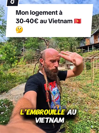 Suite du room tour de mon logement à Da Lat 🇻🇳 Dans cette vidéo, je vous montre l’intérieur complet du logement que j’ai loué pour environ 30€ la nuit au Vietnam. Pour le Vietnam, c’est déjà un budget assez confortable, donc je m’attendais à quelque chose de vraiment propre et bien fini. Le logement est sympa, mais je dois être honnête : je suis un peu déçu par la qualité et la propreté. Quand je loue une petite cabane à 10 ou 15€ la nuit, je comprends que les finitions soient simples. Mais à 