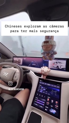 Vinicius Mendes | IA & Automação on Instagram: "Mesmo sob chuva, neblina ou baixa visibilidade, os novos veículos inteligentes conseguem “ver” o que os humanos não veem. Graças à fusão entre sensores, visão computacional e IA, o sistema identifica carros ao redor, simula pontos cegos e projeta o ambiente com precisão em tempo real. Esse é o IM L6, da IM Motors (Zhiji Motors) uma iniciativa da SAIC, Alibaba e Zhangjiang Hi-Tech, com tecnologia de percepção avançada desenvolvida pela Descartes. O 