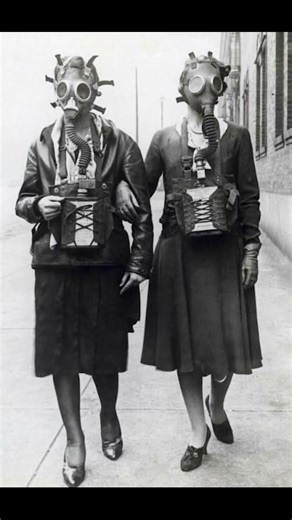 Unbelievable Photos: St. Louis in Vintage Gas Masks! 😱📸