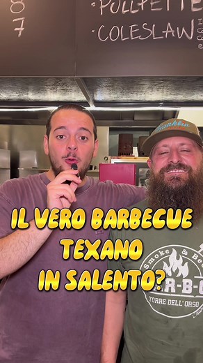 Se volete mangiare il vero barbecue americano Texas style in Italia allora non potete perdervi questo video! Barbecue Salento è l'unico posto in Salento e forse anche in Italia a proporre il vero barbecue affumicato come da tradizione americana e servirlo ogni giorno fresco senza rigenerarlo! La competenza e la preparazione di Mastro Mauro sono ineguagliabili, vi consiglierà lui stesso cosa prendere e ve lo preparerà sotto i vostri occhi! e Vi consiglio di assaggiare innanzitutto la holy trinity