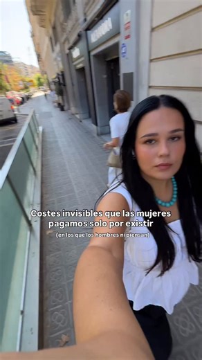 Bea de Olives on Instagram: "1. Los estándares de belleza. Depilación. Cejas. Pelo. Láser. Uñas. Verse “arreglada” no es opcional: es una exigencia. O te arreglas o eres una dejada. 2. El impuesto rosa. Mismo producto. Mismos ingredientes. Precio más alto, solo porque es “para mujeres”. 3. El coste de la menstruación. Compresas. Tampones. Analgésicos. Ropa interior nueva. Una función biológica tratada como un lujo. 4. El sesgo en el trabajo. “Vístete de forma profesional”, lo que de algún modo s