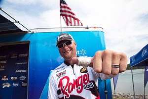 Lambert grabs Kentucky Lake lead - Major League Fishing