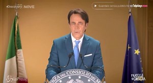 Crozza-Conte: «Possiamo migliorare il Paese solo a colpi di sfighe»