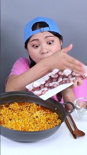 Giant Octopus Spicy Noodle Mukbang 문어 라면 먹방