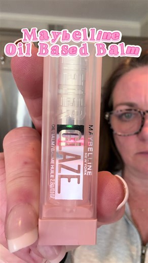 Love the color and glazed look. And the lifter is a bonus. #maybelline #maybellinelifterglazeoilbalm #lifterglazeoilbalm #makeup #lips