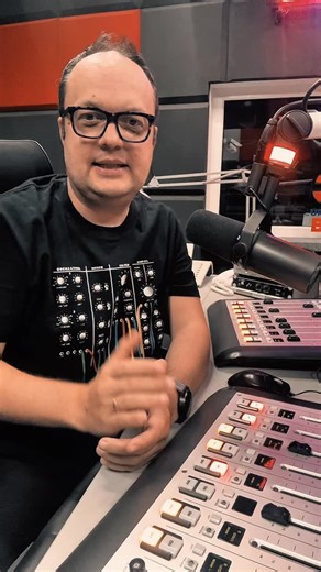 “Tani DJ psuje rynek?” Temat, który potrafi rozgrzać branżę bardziej niż stroboskop na parkiecie. 🎧🔥 Niektórzy od razu kiwają głową z aprobatą, inni przewracają oczami. Ale prawda jest taka: to nie cena psuje rynek, tylko to, co za nią stoi. 💡 Bo niska cena sama w sobie nie jest zła, jeśli idzie w parze z: ✅ profesjonalizmem, ✅ jakością, ✅ przygotowaniem, ✅ i dobrym podejściem do klienta. Problem zaczyna się wtedy, gdy tanio znaczy “byle jak”. Gdy klienci uczą się, że wystarczy laptop i kilka