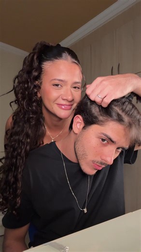 Ele pediu um meio preso e eu fiz 🫡🫡🫡 qual ficou melhor migas? Kakakaka Amo amo esse estilo de penteado, fica taaaao lindo no nosso cabelo cacheado 🥹🎀🎀🎀 #cabelocacheado #penteadocacheado #penteado #penteadofacil #viral