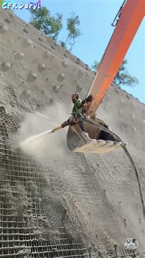 Strengthening the mountain with sprayed concrete