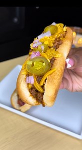 Chili Cheese Dogs 🔥 Recipe is in the comments section 🥰 #chilidogs #chilicheese #chilicheesedog #hotdogs #summerrecipe #easyrecipeideas | Platedbydee