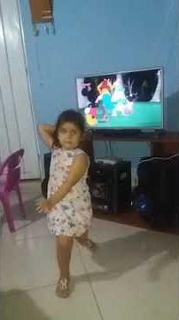 Niña bailando mueve el toto