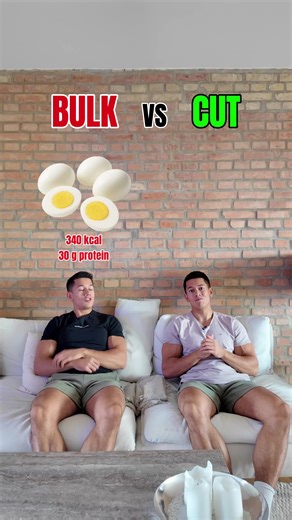 Følg @rene_macapili for flere tips til, hvordan du kan spise lækkert, tabe fedt og bygge muskler 🙌 ✨ Bulk eller cut? Det hele handler ikke kun om kalorier, men også om at vælge de rigtige fødevarer 💪🍓 👉 Når du bulker: fokusér på næringstæt mad, der giver dig energi og hjælper dig med at bygge muskelmasse. 👉 Når du cutter: vælg fødevarer, der holder dig mæt, men stadig støtter dine mål.