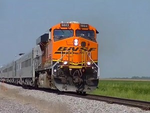 ES44AC BNSF拉客车