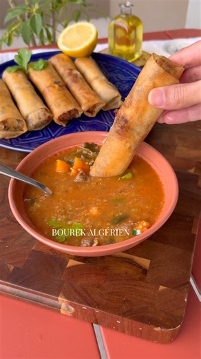 BOUREK ALGÉRIEN servi avec une chorba frik 🤍 Ingrédients : - 6 feuilles de brick -350 g de viande hachée - 1/2 oignons ciselee - 1/4 bouquet de persil haché - 1/4 bouquet de coriandre haché - 1 cuillère à soupe de cumin - 1 cuillère à café d’ail en poudre - Sel, paprika si vous voulez - Huile d’olive - Vache qui rit - Citron 1. Faire revenir l’oignon. Ajouter la viande hachée et les épices, avec le persil et la coriandre. Laisser colorer rapidement puis réserver pour pas trop cuire la viande. 2