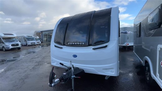🏕️ Meet the 2026 Bailey Pegasus Grande Black Edition Messina! Spacious, stylish, and perfect for up to 4 people, this twin-axle 8-ft wide caravan has it all: a comfy front lounge that converts to beds, a luxurious rear king-size island bed, fully equipped kitchen, central washroom with shower, and all-weather touring ❄️☀️ thanks to Truma Combi 6E heating. Built strong with an AL-KO chassis and Bailey’s Alu-Tech bodyshell, it’s towable by a Land Rover Discovery or perfect as a sited holiday home