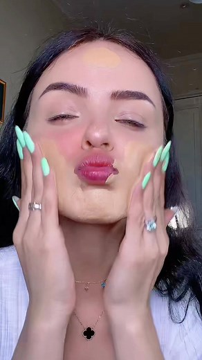 Egyptian Makeup Tutorial for a Vibrant Look