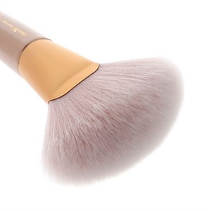 Fluffy Fan Makeup Brush | Amorus USA