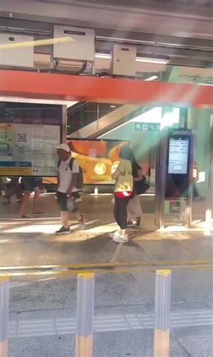 車CAM直擊 - 你追我躲～輕鐵站阿伯拎住柺杖追住人地嚟扑