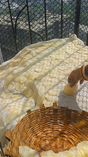 Aloo ki chips banaya humne Aaj # aloo chips # youtube shorts # mini vlog