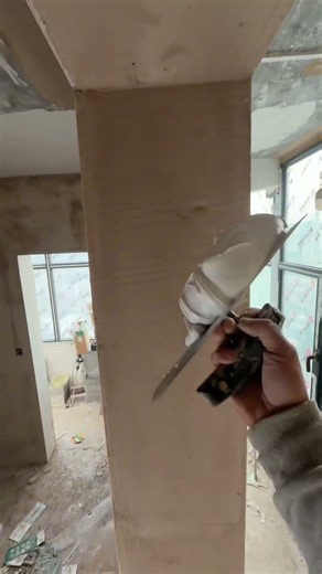 The most satisfying way to skim coat a corner pillar! 🏗️✨ #construction #diy #oddlysatisfying