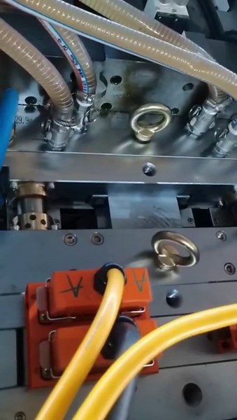 PET preform injection molding machine