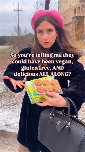 Bayw0lf | Traveling Snackaholic on Instagram: "🦴I’ve got a bone to pick with the muffin man, so of course I headed down to Drury Lane to give him a piece of my mind! So you’re telling me that muffins could have been vegan, gluten free, AND delicious this entire time?!?! But it took @abesmuffins to do it like that?! Here’s the scoop on Abe’s: all of their muffins are vegan, soy free, nut free, egg free, pea protein free, sesame free, and some are also gluten free- like my favorite, the coffee ca