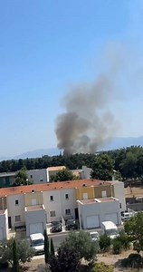 🔥 #Feu de végétation en cours commune de #Toulouges [Pyrénées-Orientales - 66] __ 📸 Jen Jen 🚫Évitez le secteur 🚒Facilitez l'accès aux secours #incendie #FeuxDeForêt #PyreneesOrientales | Association Prévention et Signalement Feux de Forêt