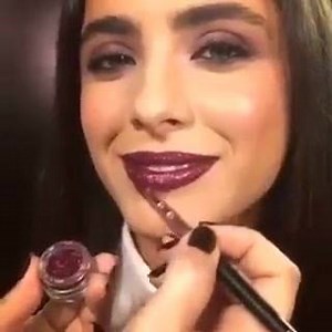 SAMOA Glitter Lips will be your new beauty obsession this season! Get this look exclusively in any SAMOA boutique: ABC DBayeh, LeMall Sin El Fil and Freeway Sin el Fil. Book your appointment on 09 22 49 22 | SAMOA Cosmetics