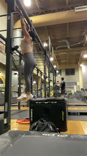 #pullups #SoFiBreakUpChallenge #BbStyleFearlessly #Shorts #fitby.elida