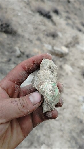 Rock hunting | Emerald | Amazing find #mineralstory #crystals #treasurehunt #shortsfeed #gemstone
