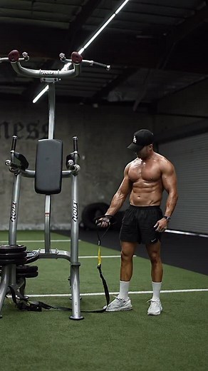 A human flag is one of the hardest movements to perform and requires almost all of your muscles. Have you tried it? Gym: @globalfitnessstudio 🎥 @rfmediasolutions | Scott Mathison