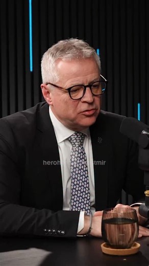 Čestmír Strakatý on Instagram: "⚠️ Když se moc nechce vzdát moci „Donald Trump moc nepočítá s tím, že by odstupoval, nebo že by končil.“ Petr Kolář mluví o Americe po sérii otřesů – od 11. září přes finanční krize až po covid – a o společnosti, která „hledala nějakou jistotu, hledala nějaký bod, kterého se chytnou“. Kde začíná a končí demokracie? Co Trumpovi „dobyvatelské“ ambice? A jakou roli v tom všem musí mít Evropa? Více na herohero.co/cestmir a forendors.cz/cestmir"