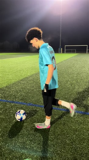 #pourtoiii #tiktokfootball #1v1 #footballl @Sisinho.laV @Neymar 🦅 @Algerian talents