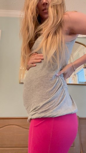 Joss Stone on Instagram: "I remember when I was 5 months pregnant with Violet and my stomach’s was flat as a pancake. Crazy how quickly it pops after the first one. Maybe our body’s just sort of know what’s up after the first round so just gets to the point quicker. It could just be all the cakes I have been eating to be fair. How far along do think I am ? First one to guess right gets a prize ! #pregnancy #baby #family #preggers #growing"