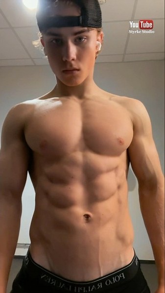 Teen Bodybuilding 18 Yr Old Fitness Model Muscle Pump Shredded Abs Mbshredz Styrke Studio #abs