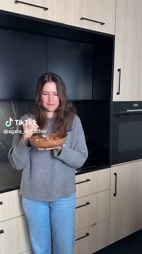 Szybki przepis na krewetki z pomidorami i czosnkiem