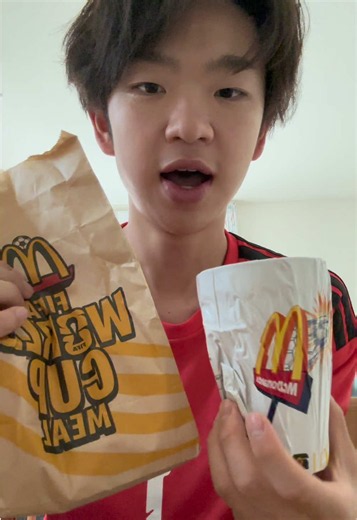 マクドナルドのFIFAワールドカップコップが入ってるマックのアボカドチーズシュリンプ食べてみた
