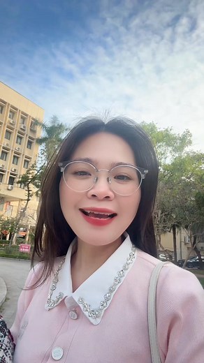 Ngát Stella on Instagram: "Hơn 4 năm học và trưởng thành trên giảng đường sư phạm. Hơn 10 năm kinh nghiệm trong ngành giáo dục. Để hôm nay, Ngát có thể tự tin chia sẻ lại những kiến thức, phương pháp dạy học bài bản – thực tế – sáng tạo, dành cho giáo viên mầm non và tiền tiểu học. Nếu cô đang tìm một cách dạy khác biệt hơn, một lộ trình cụ thể hơn cho lớp học của mình, thì đừng bỏ lỡ video này. Và nếu cô thấy mình phù hợp với phương pháp Ngát đang chia sẻ, cứ mạnh dạn inbox. Ngát sẵn sàng chỉ c