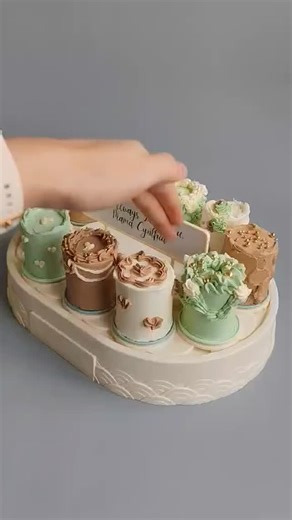 A box of customized mini cake carousel #keikeuoven #bentocake #monthsary #anniversary #manilafoodie #cookiesph #chocolatelover #yummyph #manilacakes #cakesphilippines #cakesph #chewycookies #customcakesph #cookiesphilippines #manilacookies #dessertphilippines #foodieph #cupcakesphilippines#bouquetcake #cupcakes #diyfood #diycakes #desserts #foodies #philippinedesserts #customizedesserts #yummyfood | KeiKeu Oven